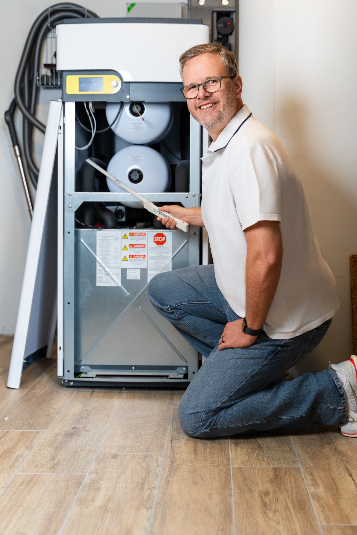Christian Persch prüft im Technikraum eine Anlage aus der Nähe